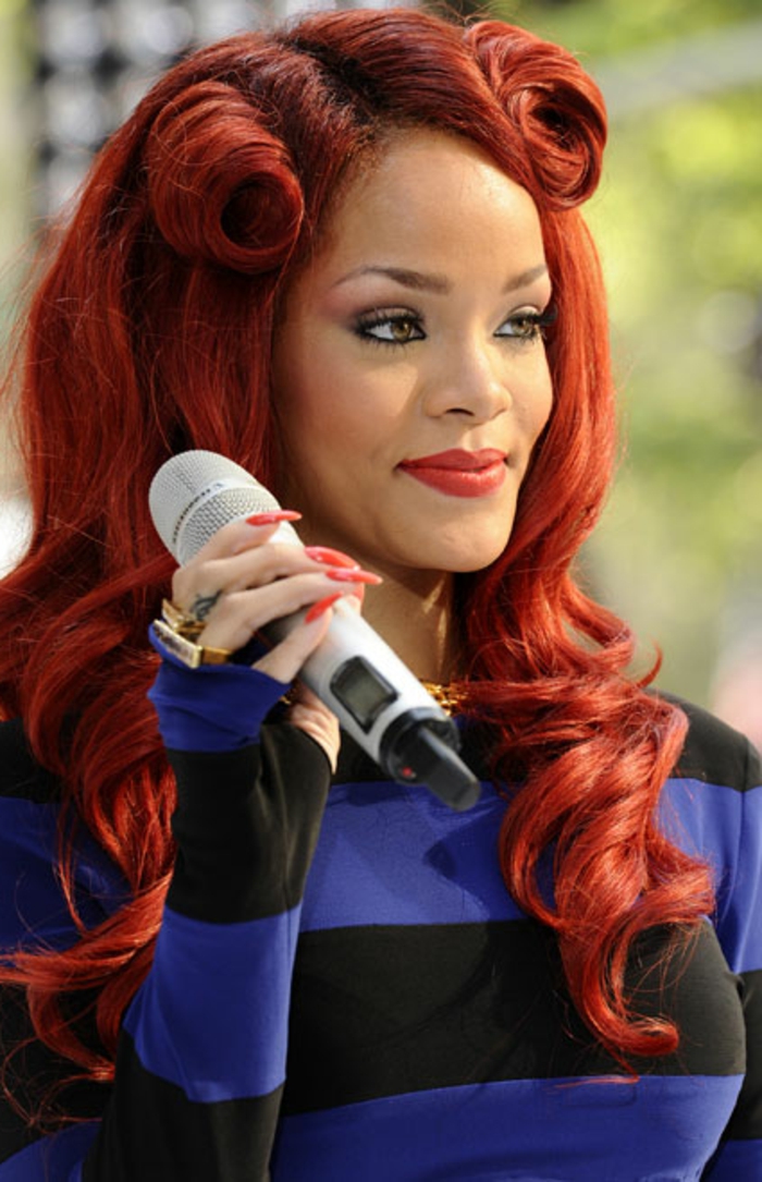 Rihanna κόκκινα μαλλιά κόκκινο hairstyle μακρύ σγουρά μαλλιά μακριά νύχια δαντέλα σε κόκκινο τραγουδιστή χρώμα