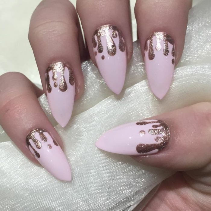 δαντέλα νύχια σχεδιασμός ιδέα ροζ βερνίκι νυχιών με χρυσές σταγόνες διακοσμήσεις όμορφη εκπτώσεις μανικιούρ