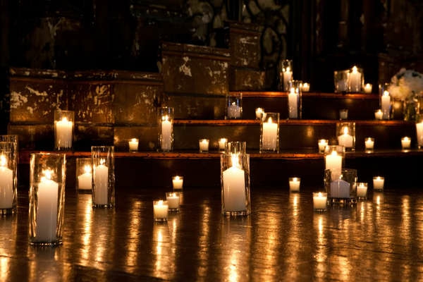 много свещи в чаши - декорация на езерото през нощта