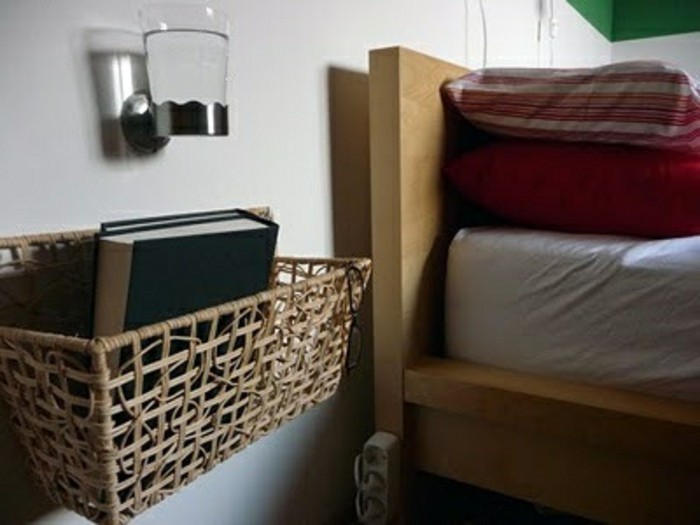 cabecera-propio-build-super-diseño-por-la-cama-en-un-dormitorio