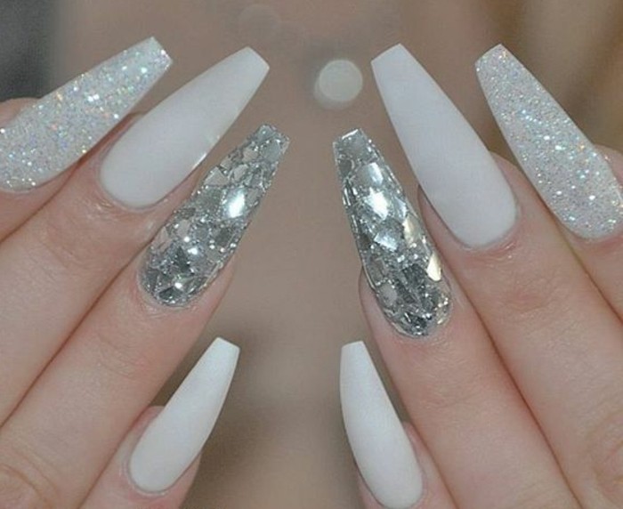 Clavos con la de aguja-blanco-y-plata-glitter-marca de diseños-espejo-efecto de larga uñas