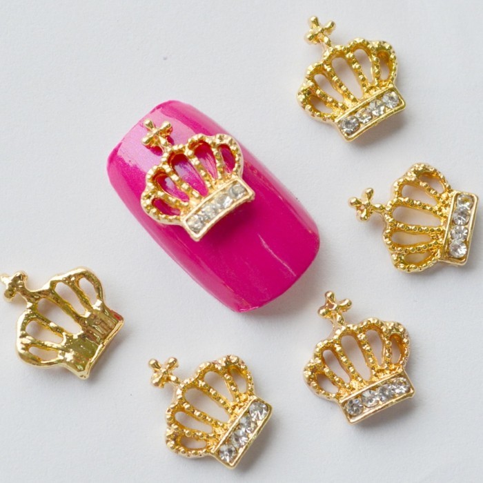 Clavos piedras-zyklamefarbene uñas esmalte de uñas-deco-oro-corona-de-decoración-de-uñas-pendientes-y-todo-otro