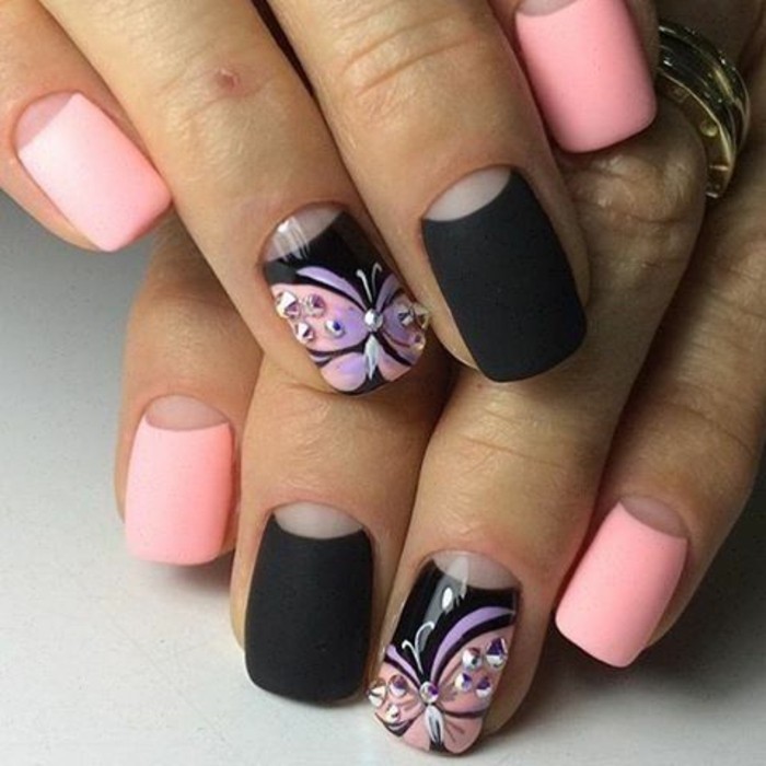Clavos de oro blanco-moderna-y-fino diseño de uñas de manicura-con-mariposas-y-piedras-negro-mate de color rosado-púrpura