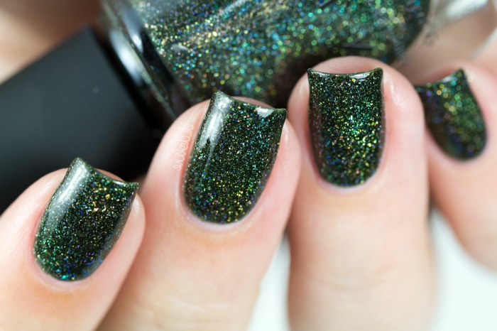 Cool идея за дизайн на блестящ нокът в тъмно зелено, ъглова форма на ноктите, Новогодишен маникюр за преформулиране