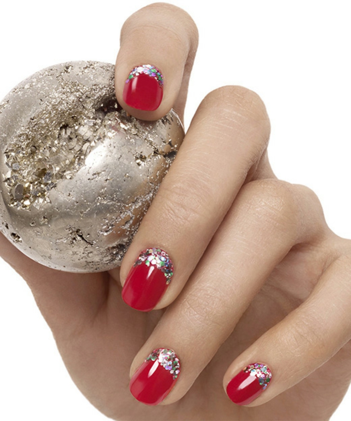 Design d'ongle hivernal avec de petits cristaux, vernis à ongles rouge, forme d'ongle ronde, boule d'argent