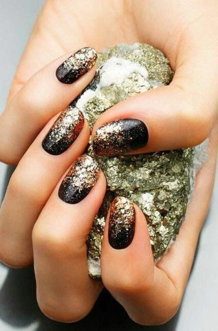 Diseño de uñas-ideas-negro-y-oro-glitter-esmalte de uñas marca-pobres