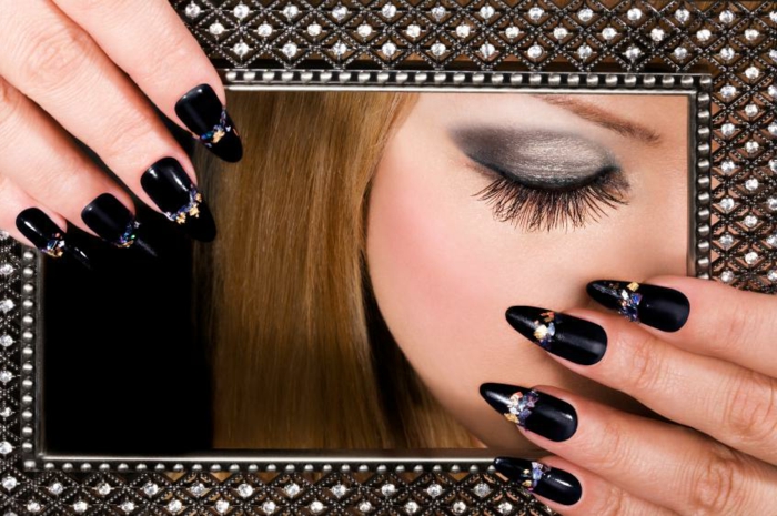 Nail Design-in-black-and-a-kép-a-fiatal-lány-re