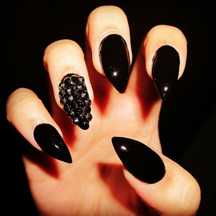 Diseño de uñas-en-negro-extravagantes-y-creativa-mirada