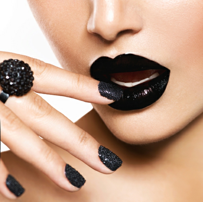 Nail Design-в-черно-следващо черни устни