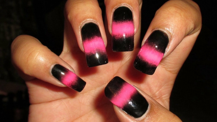 Nail Design-in-fekete-rózsaszín díszítéssel