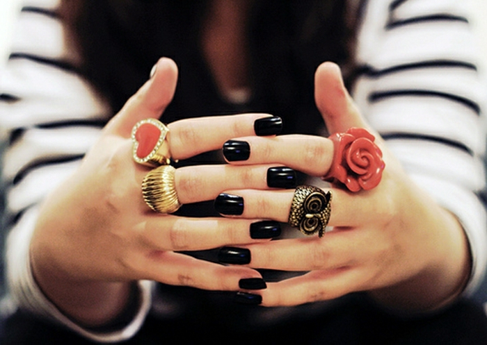 Nail Design-in-fekete-szép díszített Hands