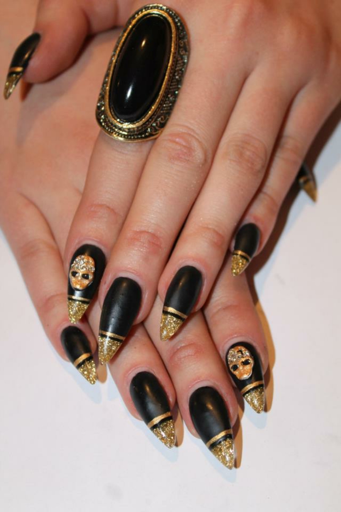 Diseño de uñas-en-negro-y-hermosa-ring