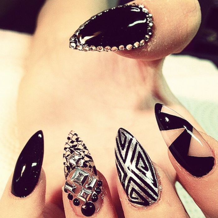 Diseño de uñas-en-negro-y-hermosa-mirada-muy-atractivos