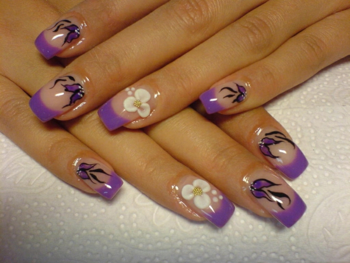 Marca de diseño-con-flores-púrpura-motriz