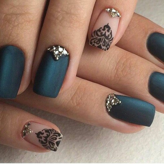 Marca de diseño-con-piedras oscuras de color fines de uñas uñas polaco-diseño-con-negro-pintura-piedras de gran azul-mate
