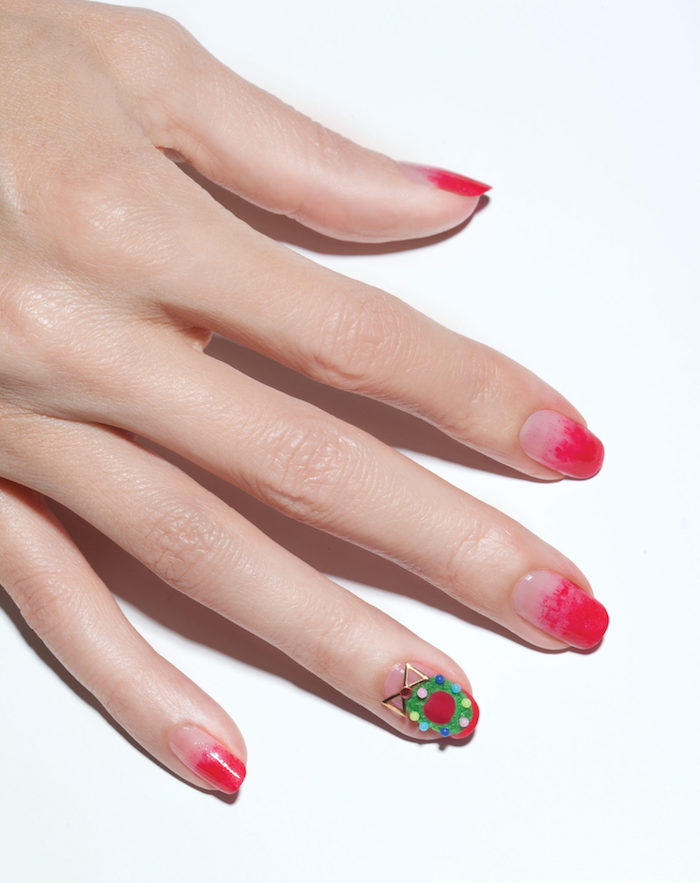 Noël ongles design idée nail design pour noël rouge vert couronne déco ombre ongles
