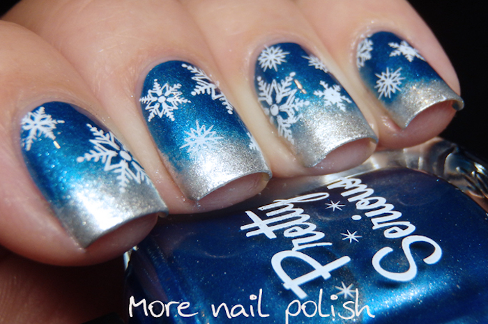 karácsonyi köröm design ötletek ezüst díszített hópelyhek kék ezüst manikűr