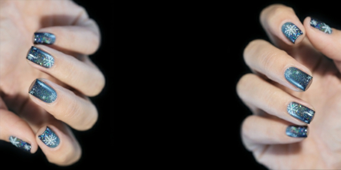 Ideja za zimsko oblikovanje noktiju, bijele pahuljice na plavom okruglom, laganom obliku, oblikovanim kutnim noktima
