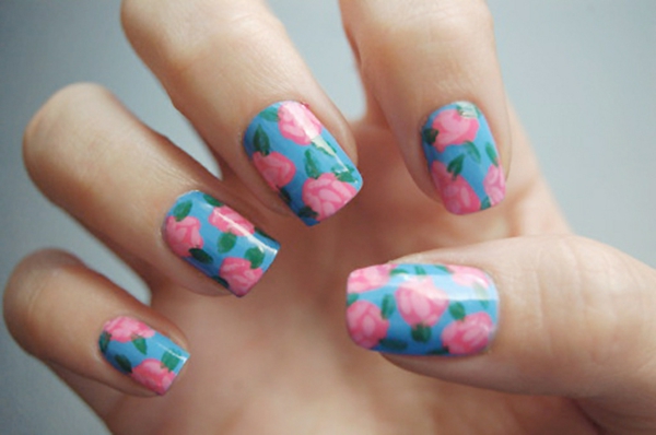 Diseño de uñas para la primavera-rosa y azul