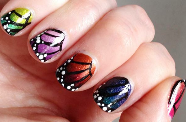 Diseño de uñas para la primavera-mariposa-motriz
