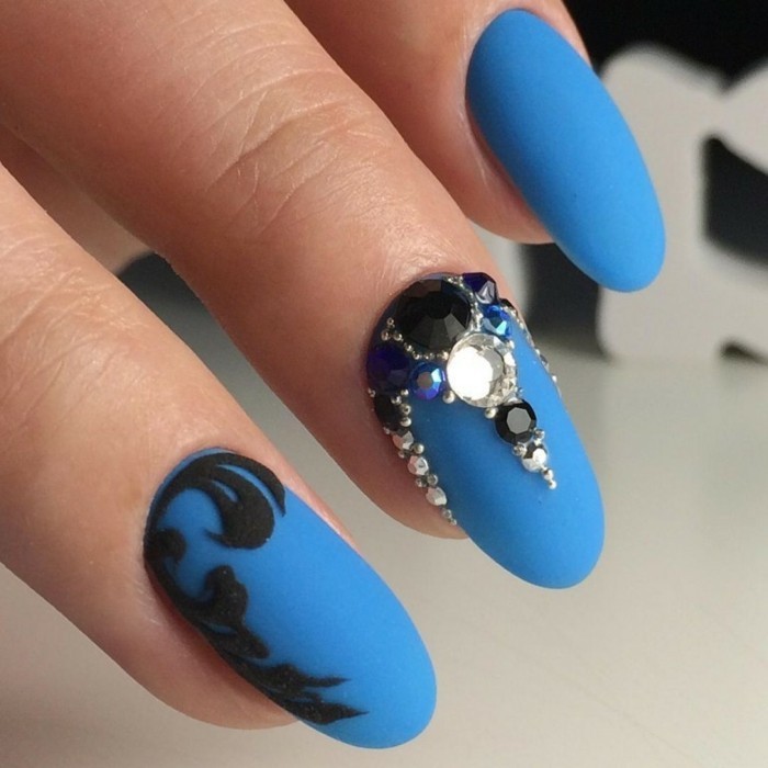 боя за нокти дизайн тапети сини нокти-с-черни декорации камъни-в-черно-бяло-плюс