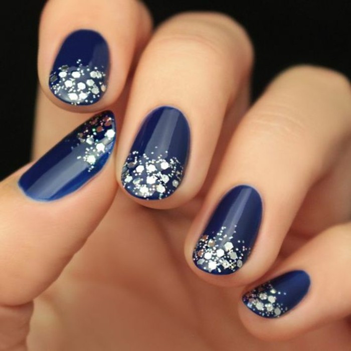 noktiju dizajn-eve-plavo-srebrno-glitter-manikura-zima