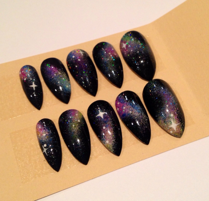 ζωγραφίστε τα τεχνητά νύχια και κολλήστε στα cosmic cosmic decorations on nails