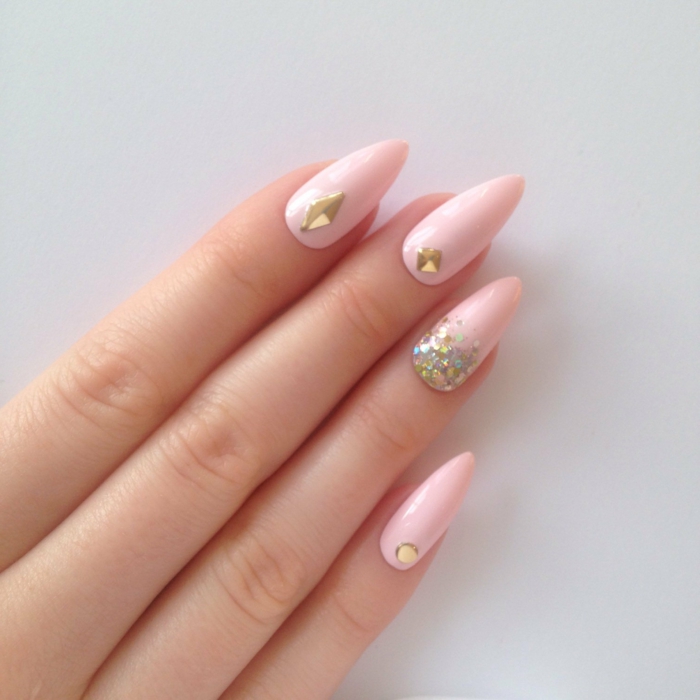 τα νύχια έδειξαν ιδέες σχεδίασης ανοιχτό ροζ χρώμα βερνίκι νυχιών με πέτρες και λαμπερά στοιχεία χρυσή διακόσμηση για τα νύχια