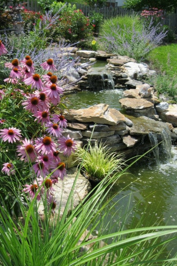естествено водопад в градината с вир-и-цветя