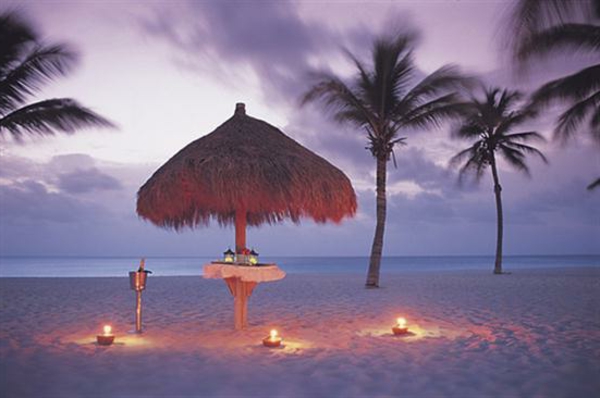 Palme i romantična svjetla na plaži