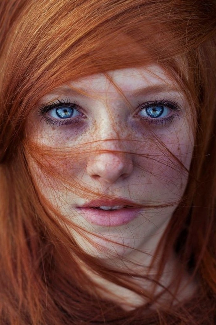 Prirodno kosa bakrena boja u kombinaciji-s-plave oči