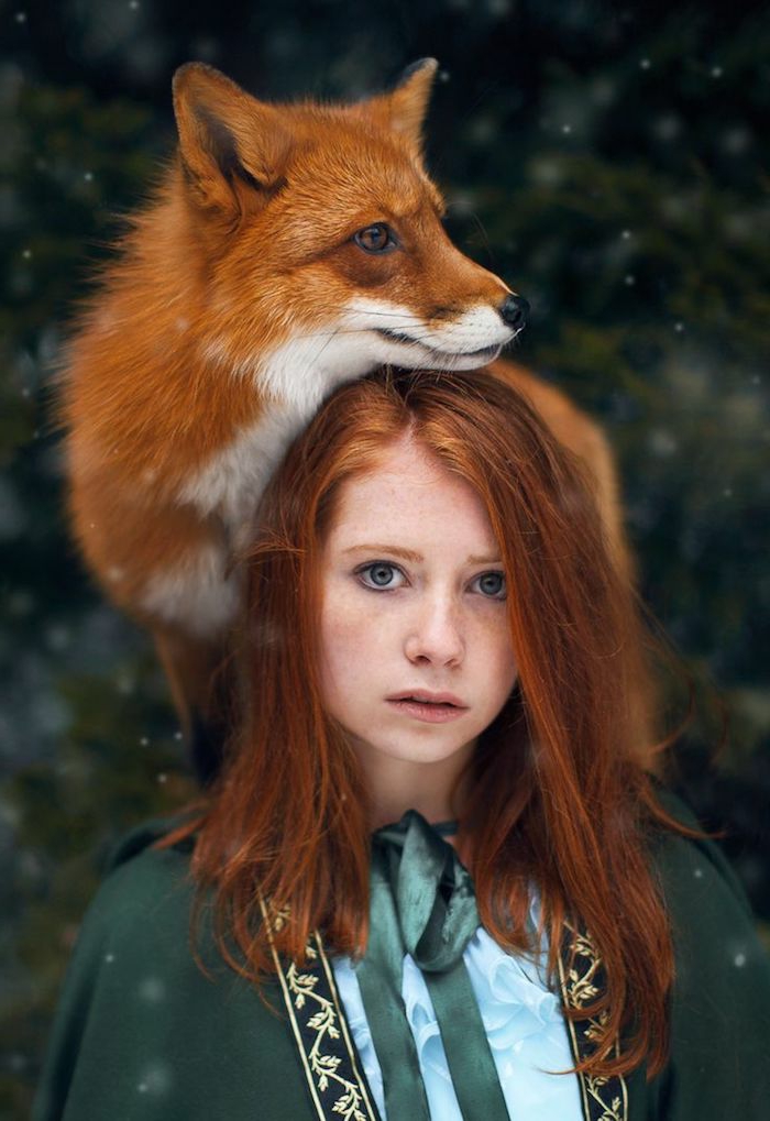 естествена червена коса, сиви очи, розови устни, зелен нос, момиче и лисица