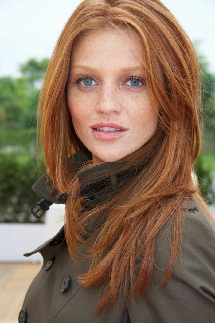 естествена червена коса, бледа кожа, лунички, красиви сини очи, небрежен външен вид