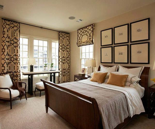 Hermosas cortinas decorativas en el dormitorio de lujo