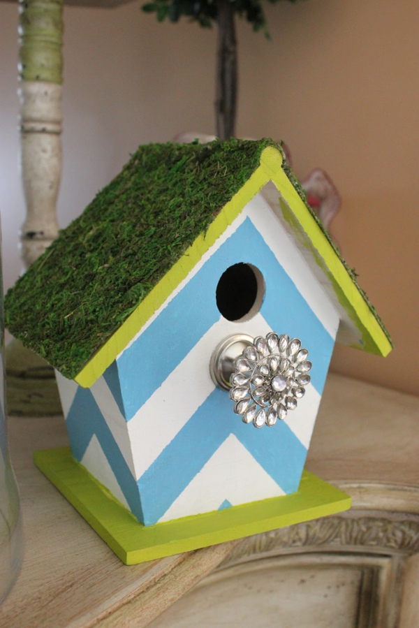 гнездова кутия-самопостроен-модерен дизайн-покрив с трева върху него