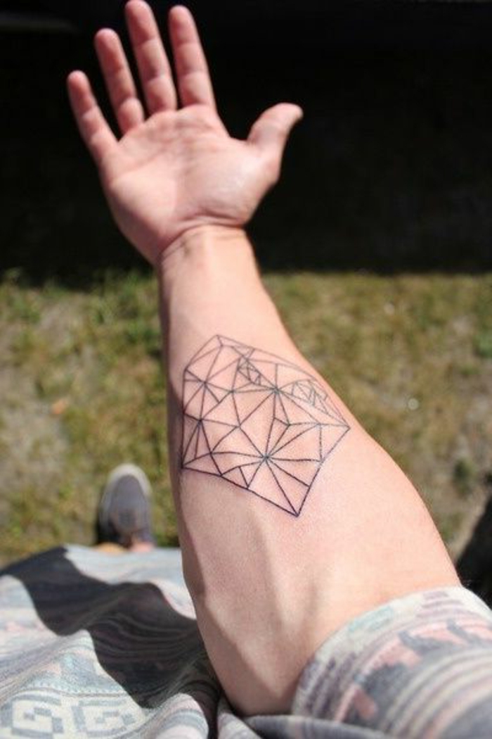 egy kéz nagy origami tetoválással - ötlet a férfiak számára