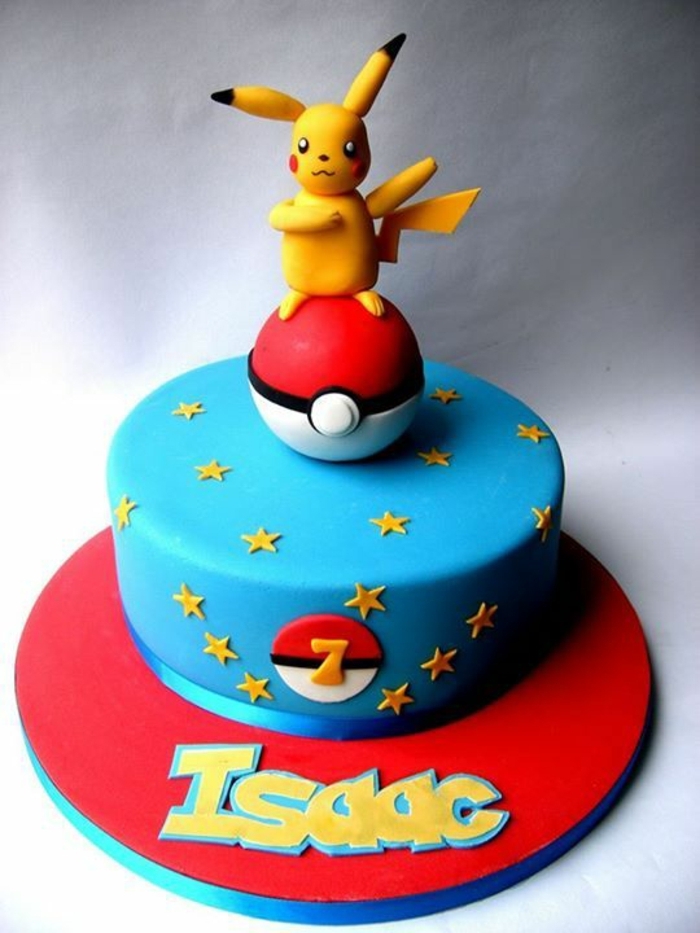 hermosa tarta de pokemon azul con un pokeball rojo, pikachu amarillo y estrellas amarillas