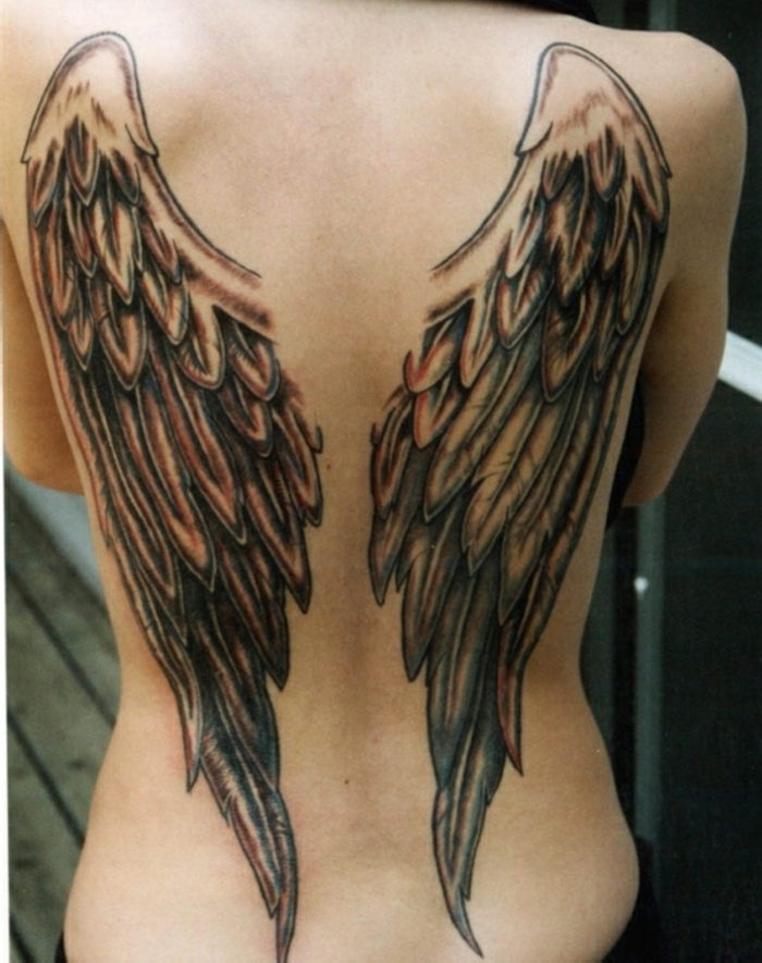 това все още е чудесна идея за татуировка на черен ангел за жени - тук има две черни ангелски крила с черни пера