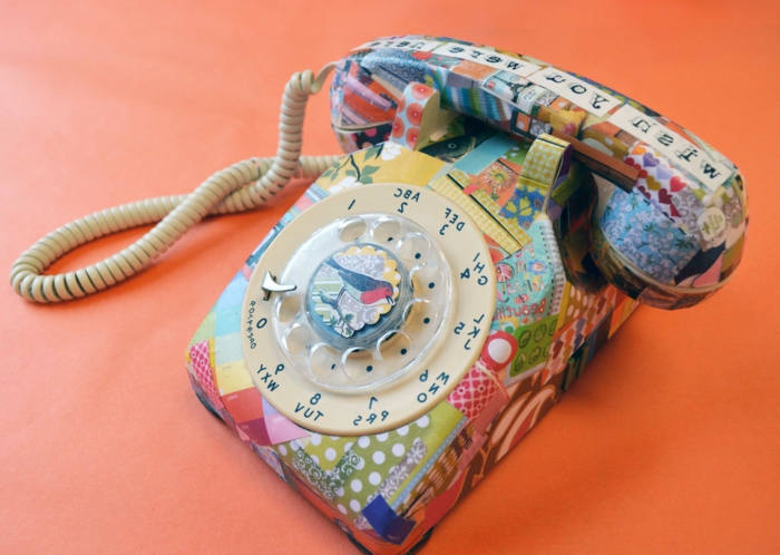 Друга идея за технологията за салфетки - колоритен лепкав телефон със салфетки и малка птица