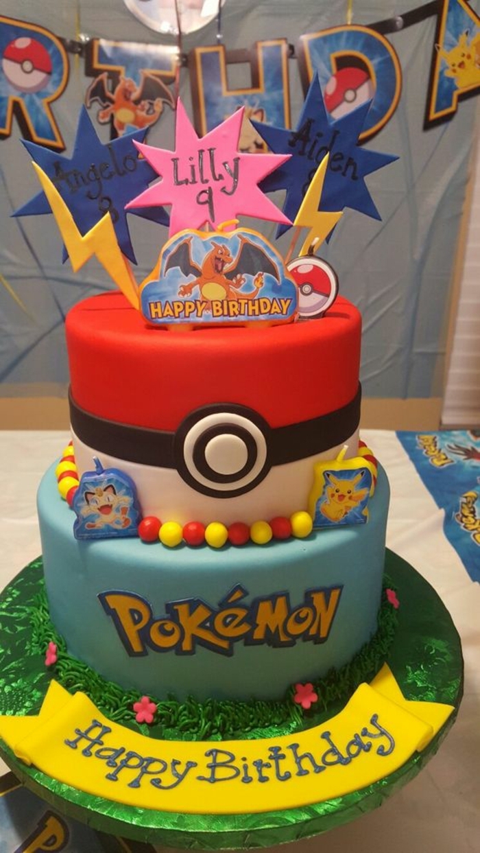 Gran idea para un pastel de pokemon de dos pisos con una pokebola roja, destello amarillo, pokemon de dragón, pokemon de dragón