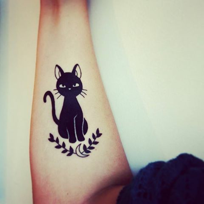 εδώ θα βρείτε μια ακόμη ιδέα σχετικά με το θέμα των μαύρων τατουάζ γάτες στο χέρι