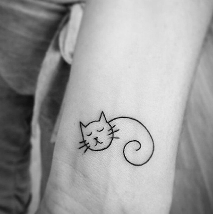 remek ötlet a macska tetoválásra a csuklón - itt egy kis alvó macska hosszú rezgésekkel