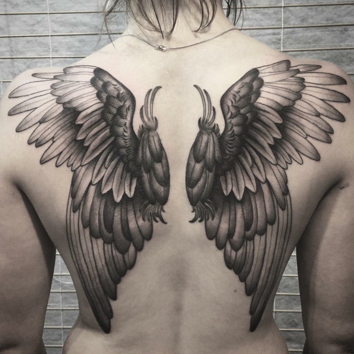 εδώ θα βρείτε μια ιδέα για ένα τατουάζ φτερά αγγέλου για τις κυρίες - ένα τατουάζ με δύο μαύρα φτερά