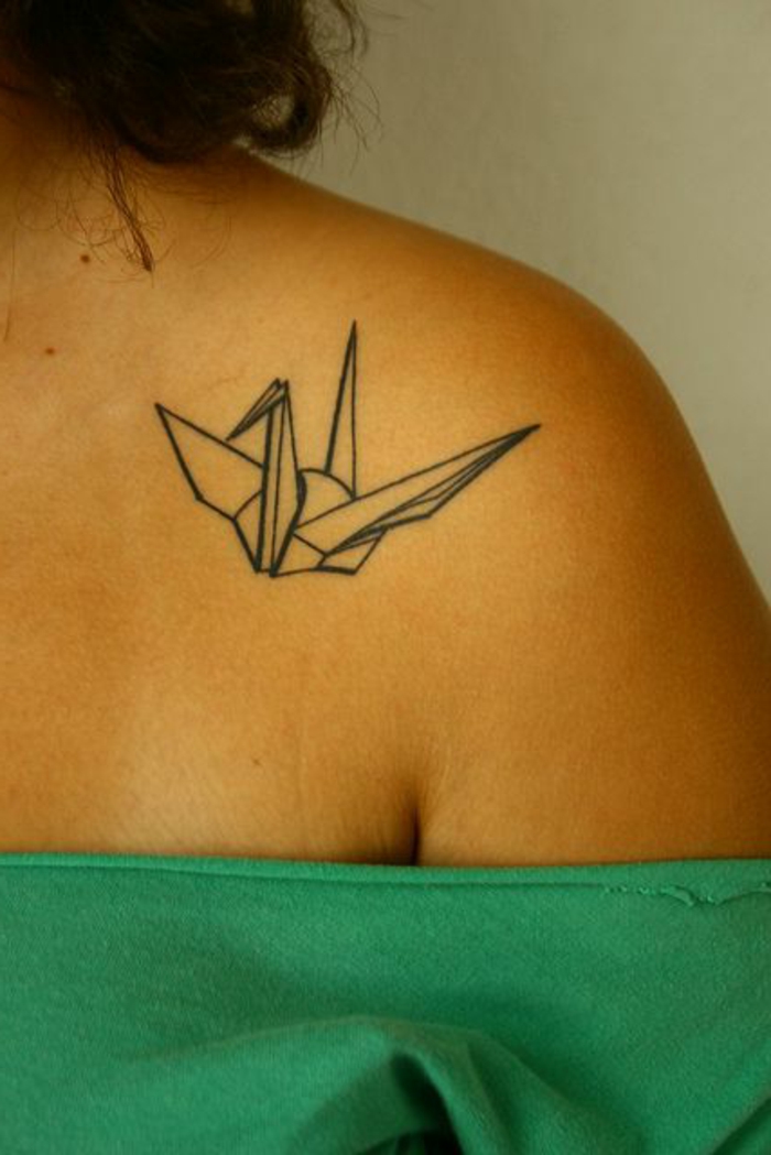 Тук ще ви покажем една от нашите идеи за татуировка оригами по рамото на жените - тук е малко летящо оригами гълъб