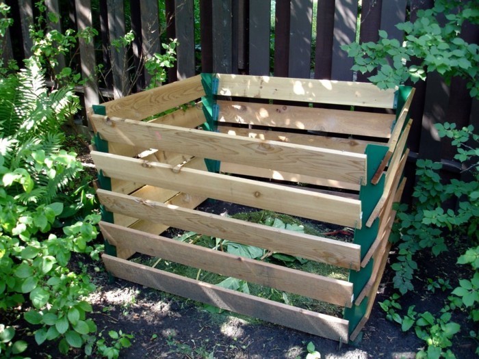 jetez un oeil à ce magnifique composteur en bois - une excellente idée pour la conception de jardin