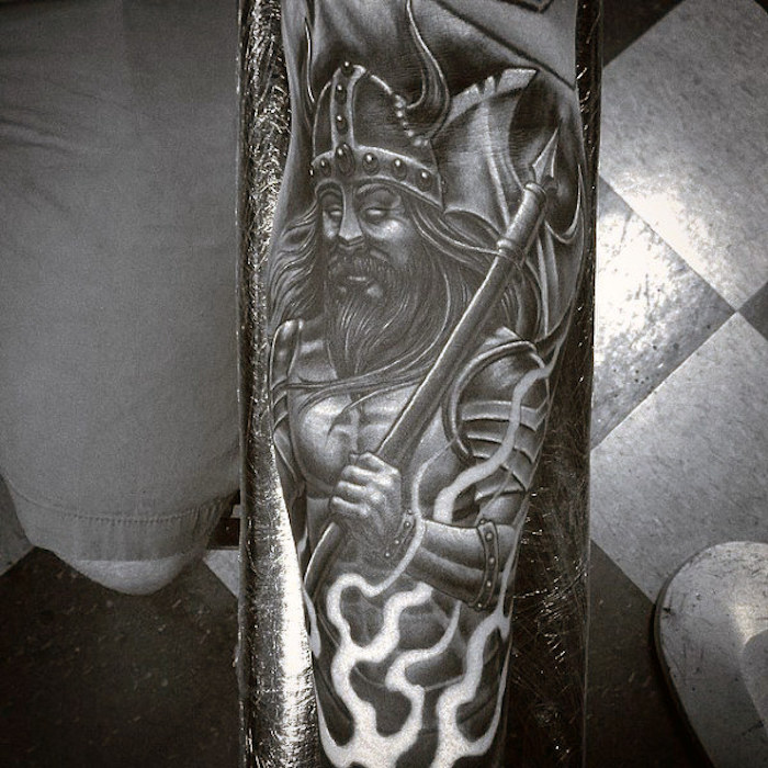 nordijska tetovaža, viking, s kacigom i opremom, armtattoo