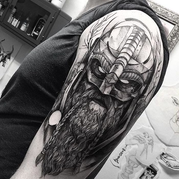 nordijska tetovaža, siva t-shirt, viking s dugom bradom i kacigom