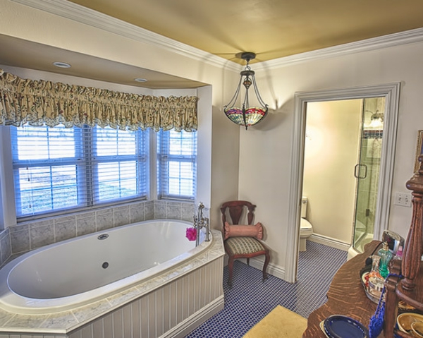 baño nostálgico-un-hermoso-ejemplo-persianas y cortinas dulces