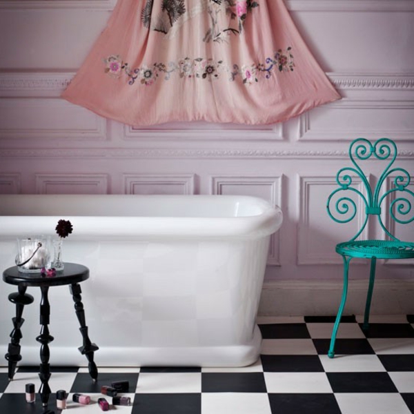 Silla nostálgica de diseño de baño azul con forma extravagante al lado de la bañera