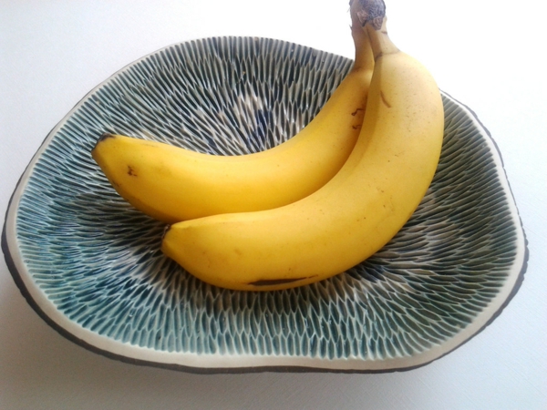 水果杯陶瓷两香蕉从上面拍摄的照片